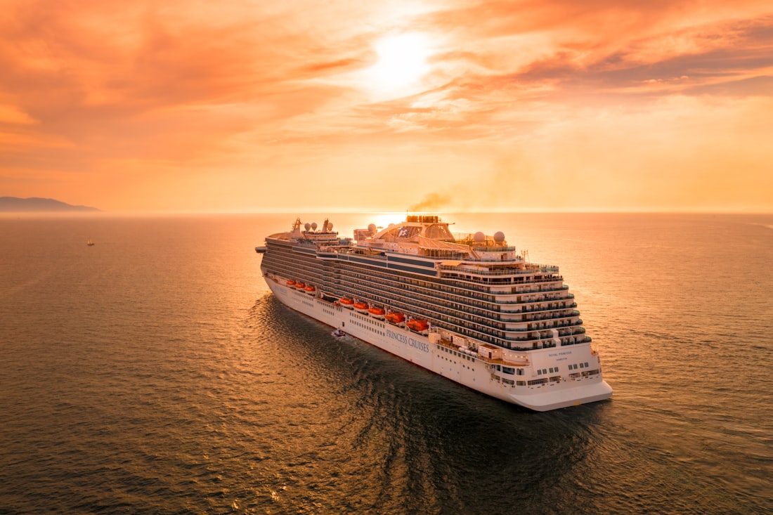 Crucero navegando · Disney Cruise Line, MSC, Norwegian, Royal Caribbean